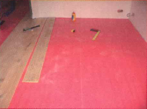 StraFlex® Producten - Isolatie van woningen: daken, wanden, vloeren - Foto van de verwerking onder dekvloer en tegels STARFLEX Sound illustreren StraFlex® Producten - Isolatie van woningen: daken, wanden, vloeren - Foto van de verwerking onder dekvloer en tegels STARFLEX Sound illustreren