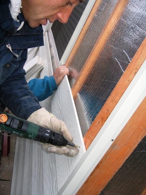 Producten StraFlex - Isolatie van het huis: dak, wanden, vloer - Foto ter illustratie van het gebruik van Pro STARFLEX achter gevelbekleding Producten StraFlex - Isolatie van het huis: dak, wanden, vloer - Foto ter illustratie van het gebruik van Pro STARFLEX achter gevelbekleding