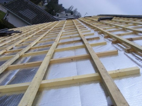  StraFlex® Producten - Isolatie van het woningen, daken, wanden, vloeren - Foto ter illustratie van de installatie van STARFLEX Alufoil
