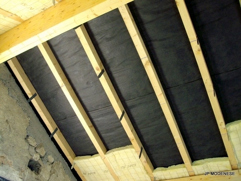  StraFlex® Producten - Isolatie van het woningen, daken, wanden, vloeren - Foto ter illustratie van de installatie van STARFLEX Blackfoil