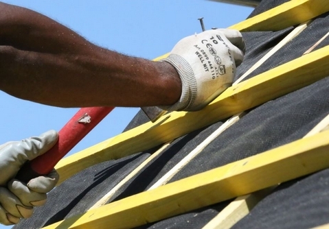  StraFlex® Producten - Isolatie van het woningen, daken, wanden, vloeren - Foto ter illustratie van de installatie van STARFLEX Blackfoil