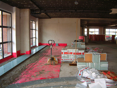 StraFlex® Producten - Isolatie van woningen: daken, wanden, vloeren - Foto van de verwerking onder dekvloer en tegels STARFLEX Sound illustreren StraFlex® Producten - Isolatie van woningen: daken, wanden, vloeren - Foto van de verwerking onder dekvloer en tegels STARFLEX Sound illustreren