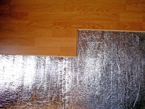 StraFlex® Producten - Isolatie van woningen: daken, wanden, vloeren - Foto ter illustratie van de verwerking onder tapijt STARFLEX Floor