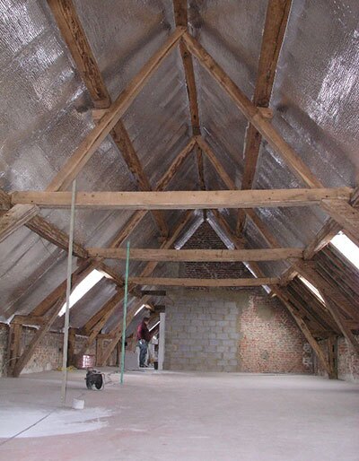 Producten StraFlex - Isolatie van het huis: dak, wanden, vloer - Foto ter illustratie van de installatie van de Starflex Pro op een zolde Producten StraFlex - Isolatie van het huis: dak, wanden, vloer - Foto ter illustratie van de installatie van de Starflex Pro op een zolde